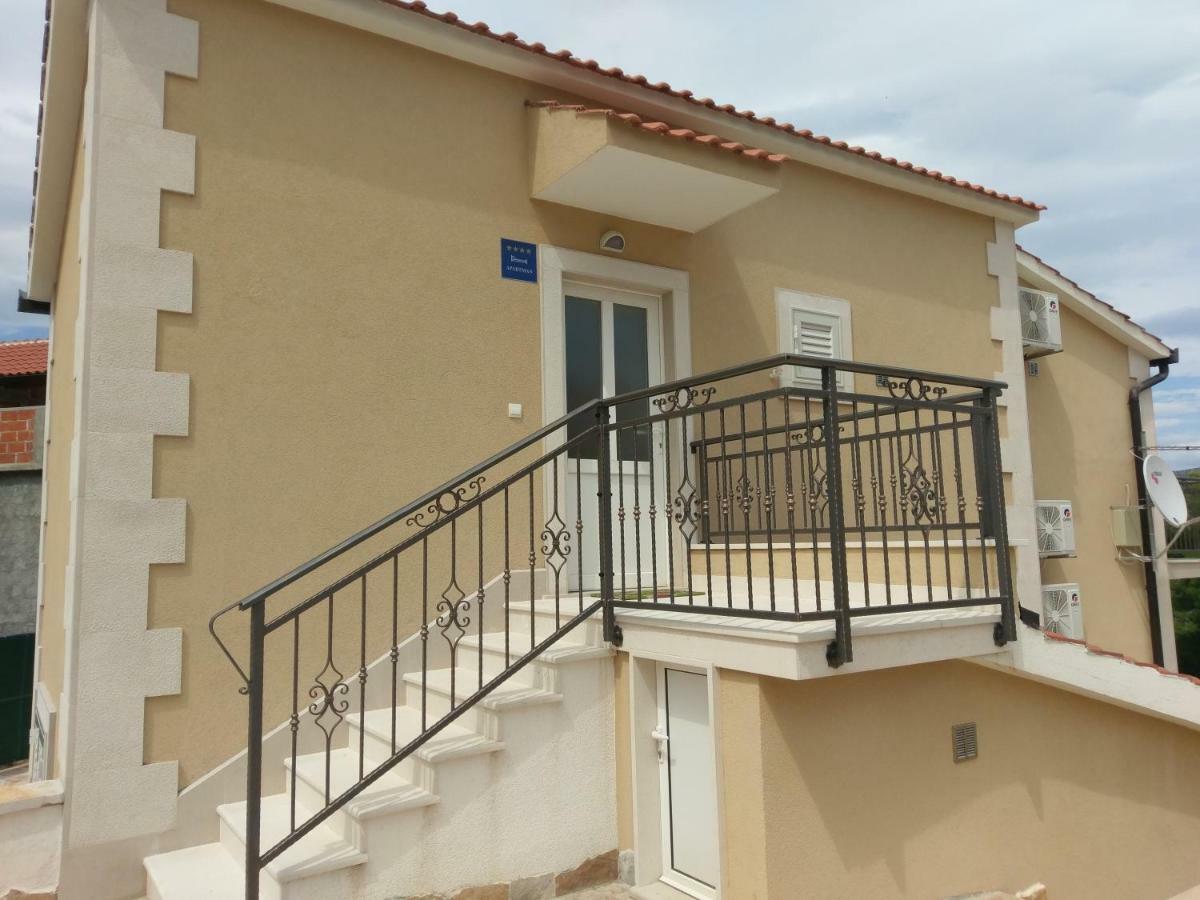 Apartments Listes Милна Экстерьер фото